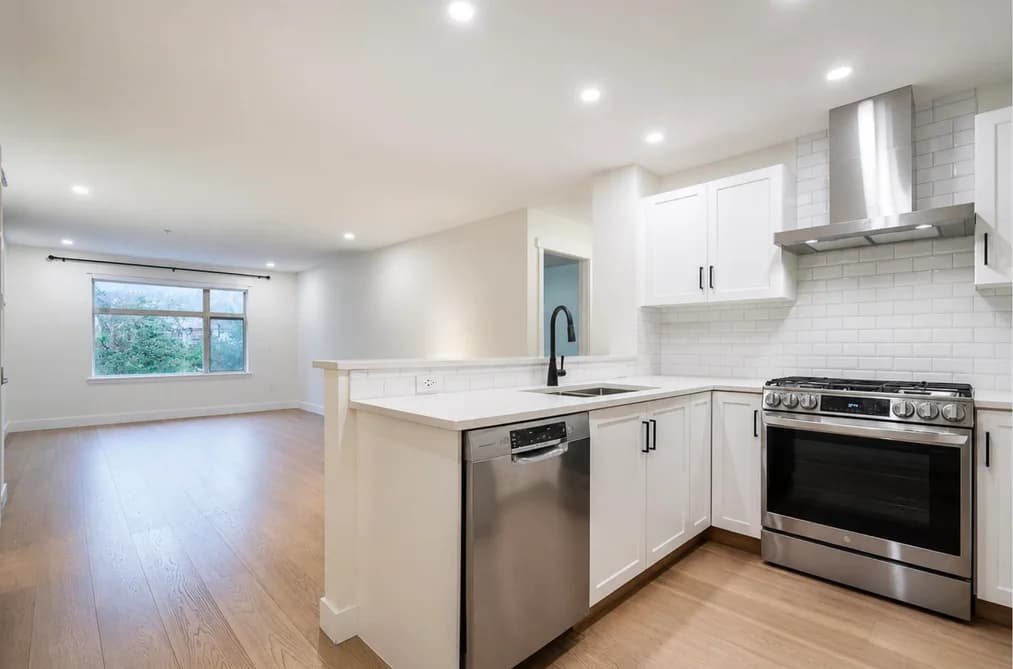 201 500 KLAHANIE DRIVE, Port Moody, BC — Residential for Sale - Photo 2