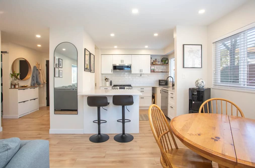 202 1381 MARTIN STREET, White Rock, BC — Residential for Sale - Photo 2