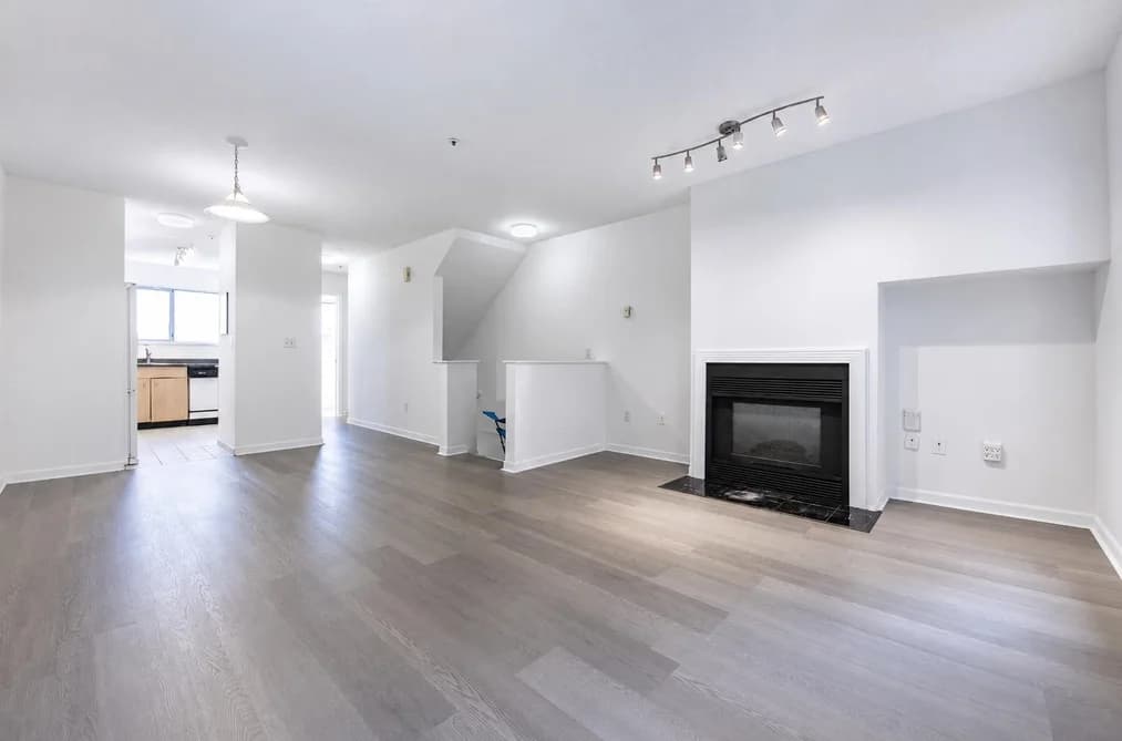 202 3683 WELLINGTON AVENUE, Vancouver, BC — Residential for Sale - Photo 2