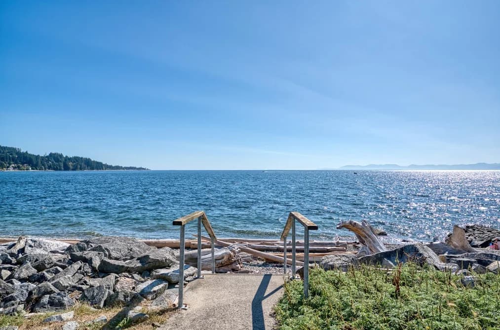 202 5470 INLET AVENUE, Sechelt, BC — Residential for Sale - Main Photo