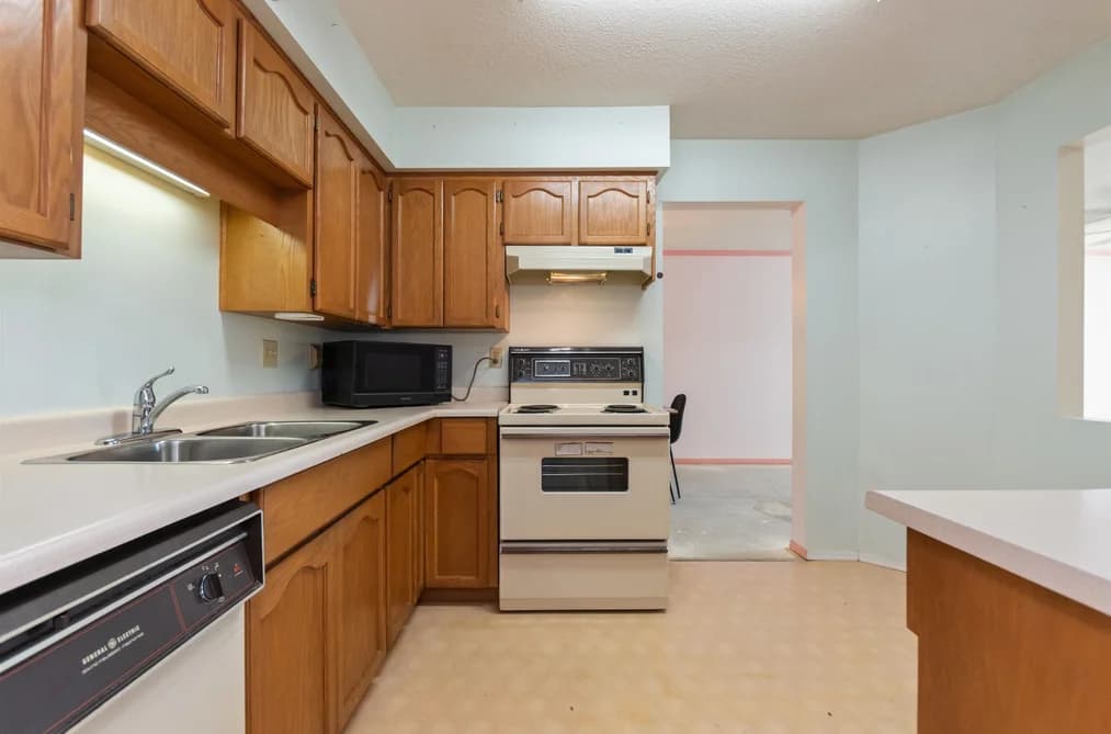 202 8725 ELM DRIVE, Chilliwack, BC — Residential for Sale - Photo 2
