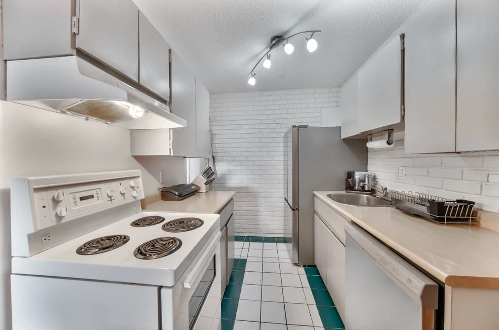 203 211 W 3RD STREET, North Vancouver, BC — Residential for Sale - Photo 2