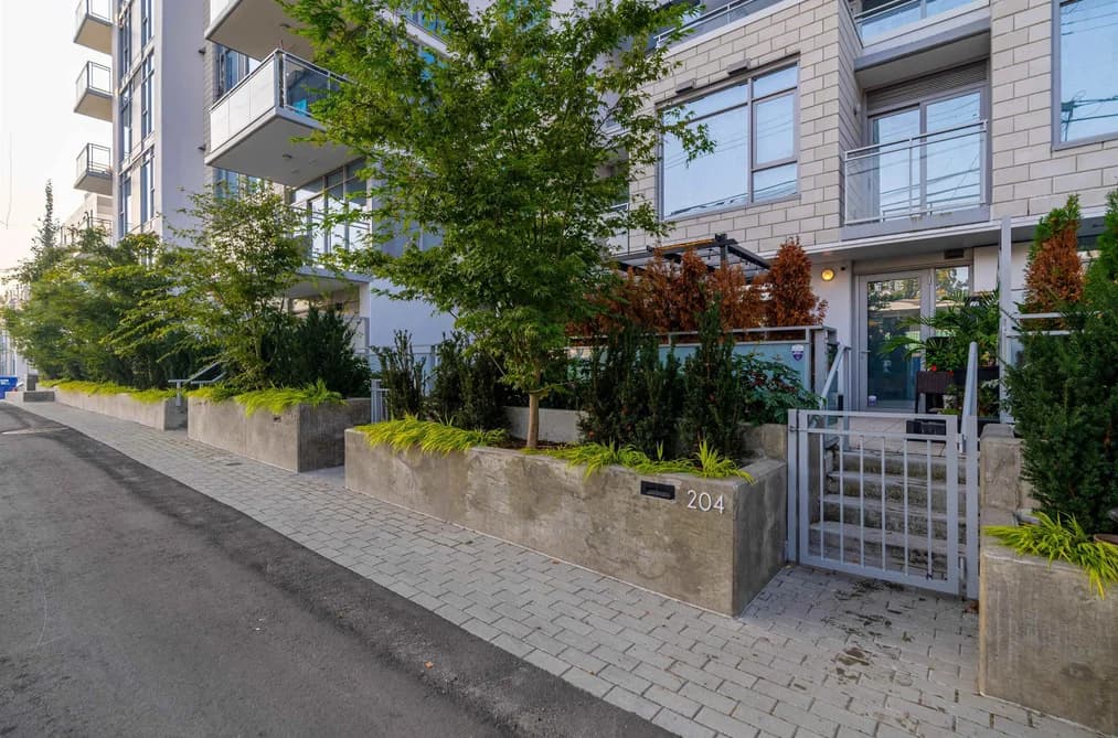 204 2435 KINGSWAY, Vancouver, BC — Residential for Sale - Main Photo