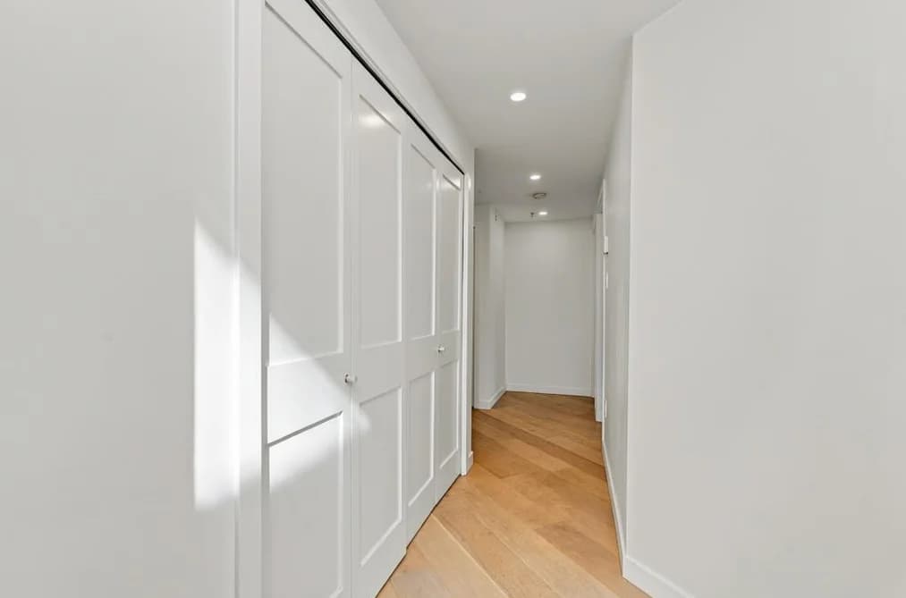 204 565 17 STREET, West Vancouver, BC — Residential for Sale - Photo 2