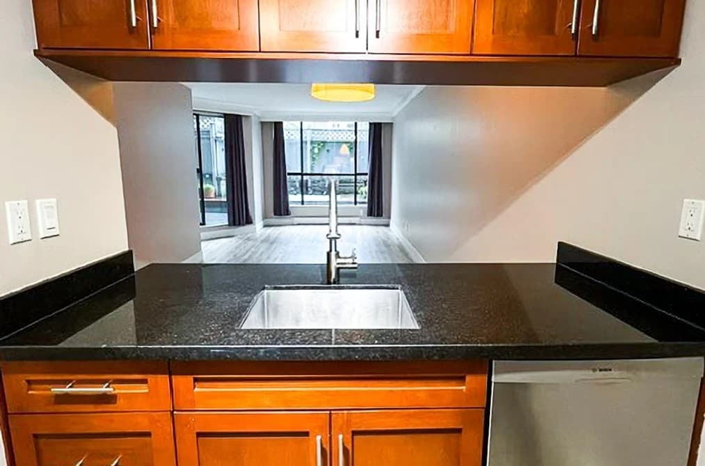 205 1270 ROBSON STREET, Vancouver, BC — Residential for Sale - Photo 2