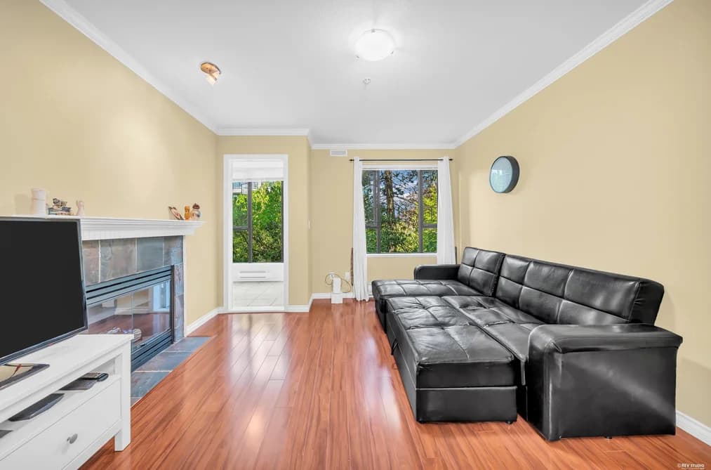 210 175 E 10TH STREET, North Vancouver, BC — Residential for Sale - Photo 2