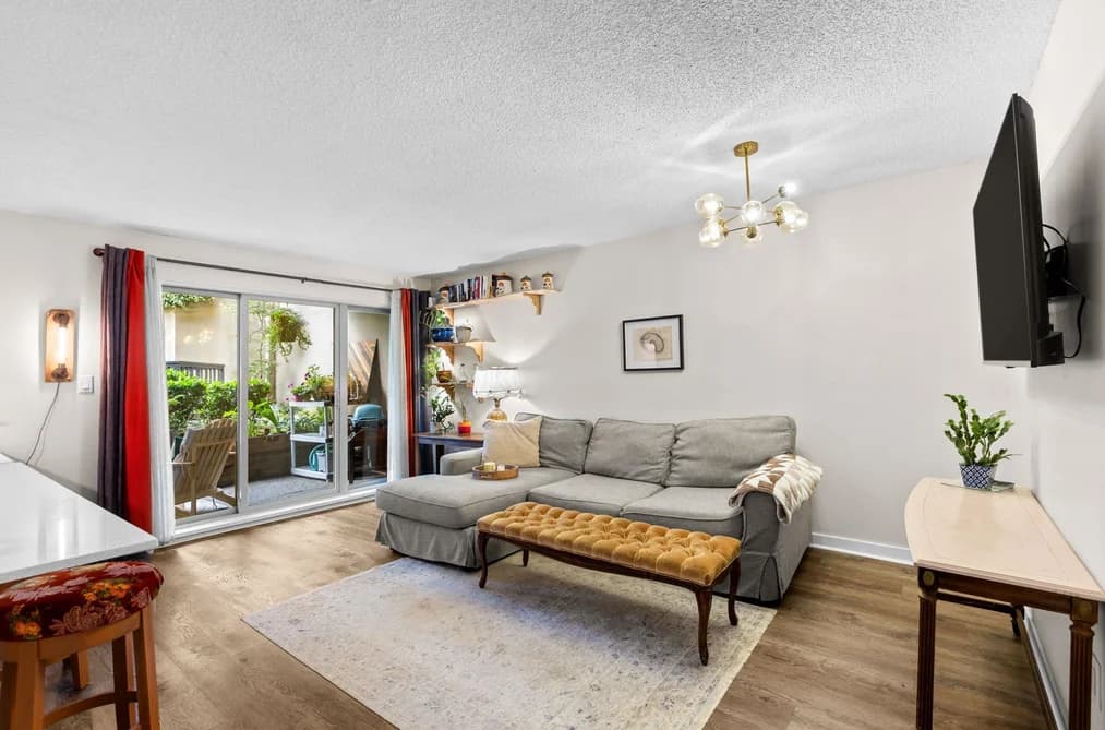 210 9867 MANCHESTER DRIVE, Burnaby, BC — Residential for Sale - Photo 2