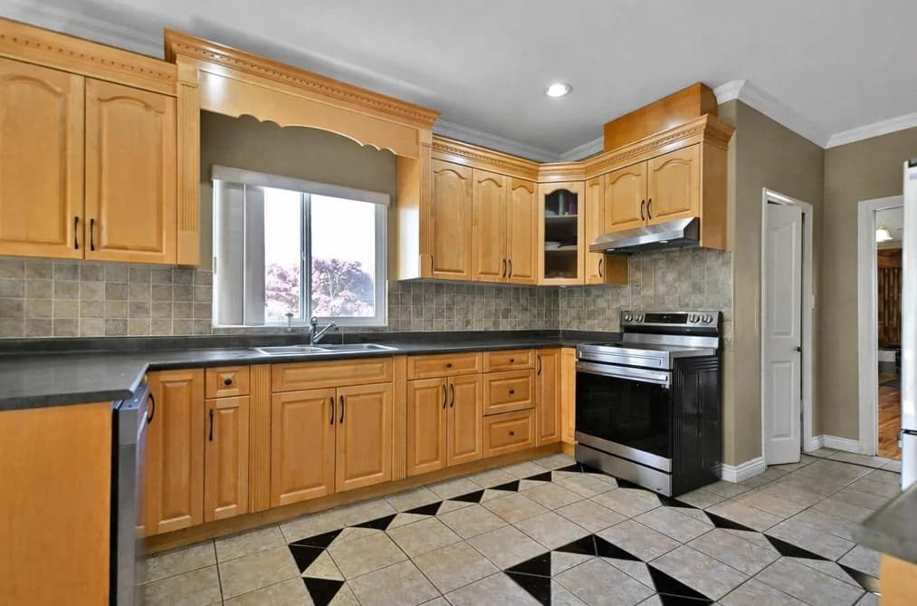 21008 BARKER AVENUE, Maple Ridge, BC — Residential for Sale - Photo 2