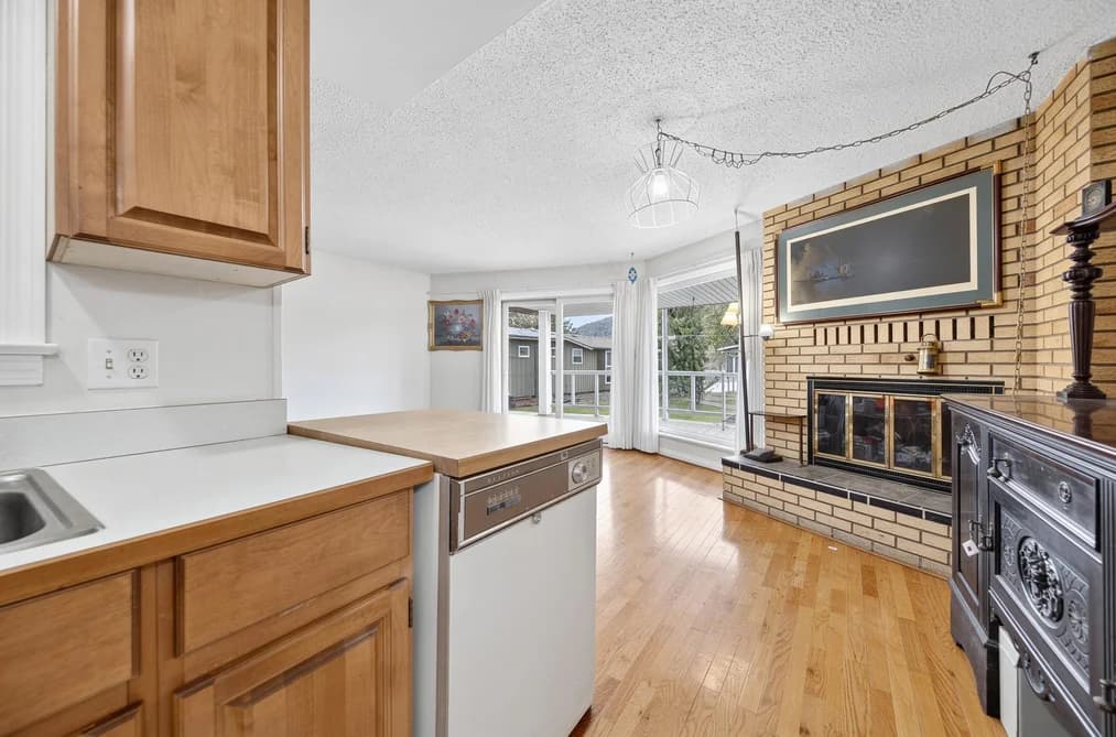 216 FIRST AVENUE, Cultus Lake, BC — Residential for Sale - Photo 2