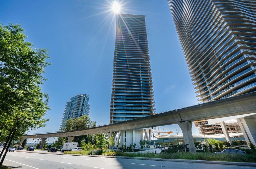 2208 4890 LOUGHEED HIGHWAY, Burnaby, BC — Residential for Sale - Photo 2