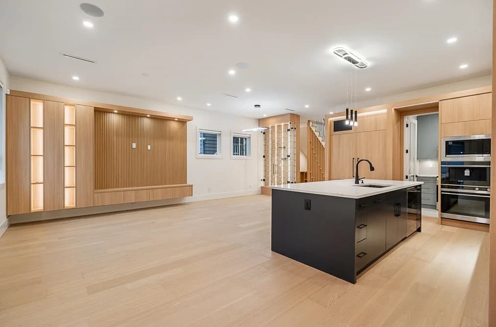 2208 ST GEORGE STREET, Port Moody, BC — Residential for Sale - Photo 2