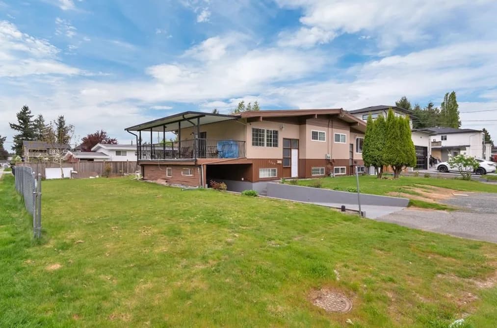 2211 BEAVER STREET, Abbotsford, BC — Residential Income for Sale - Photo 2
