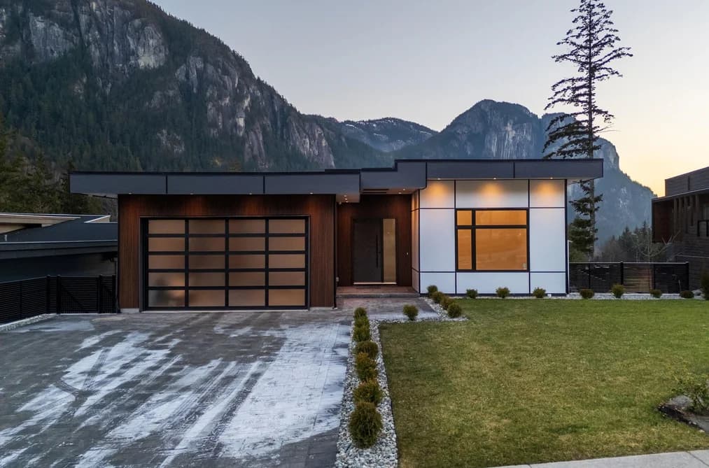 2216 WINDSAIL PLACE, Squamish, BC — Residential for Sale - Photo 2