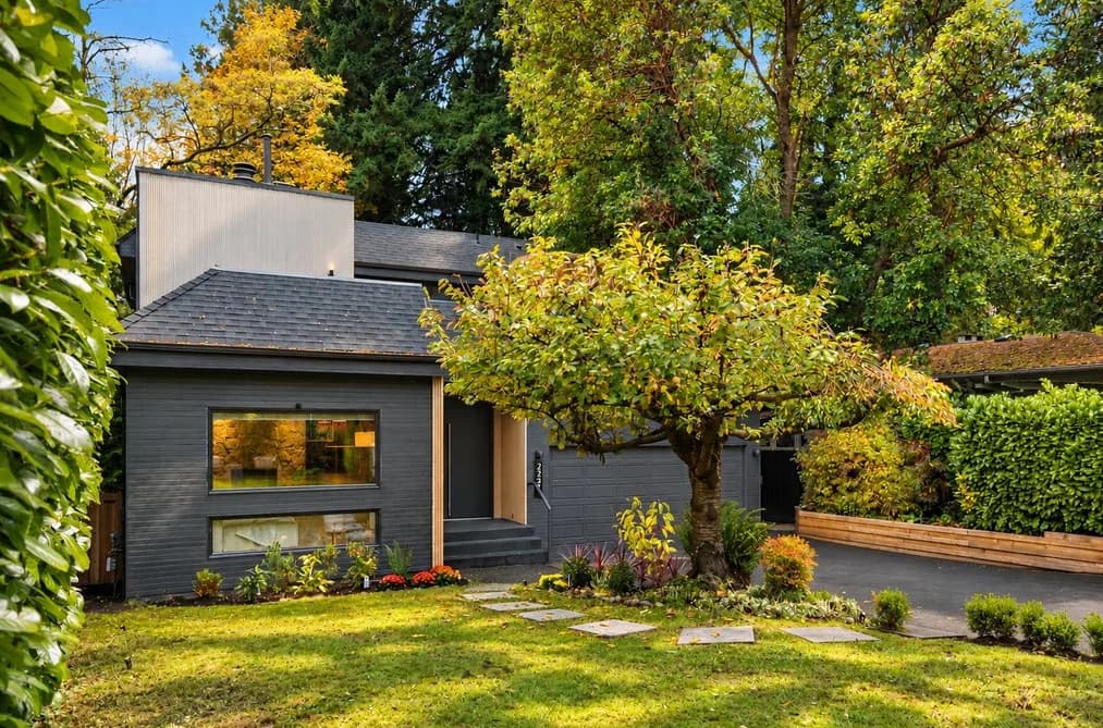 2221 Bowser Avenue, North Vancouver, BC - MLS: R3179394 - Photo 2 2221 Bowser Avenue, North Vancouver, BC - MLS: R3179394 - Photo 2