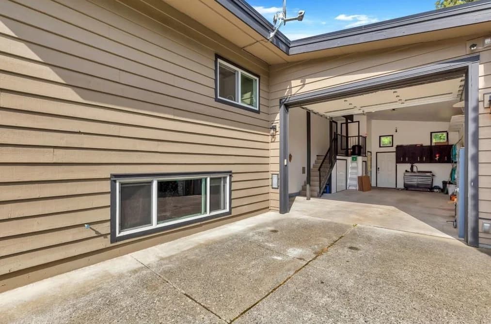 2260 SENTINEL DRIVE, Abbotsford, BC — Residential for Sale - Photo 2