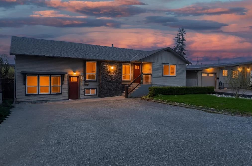 2319 HEMLOCK STREET, Abbotsford, BC — Residential for Sale - Photo 2