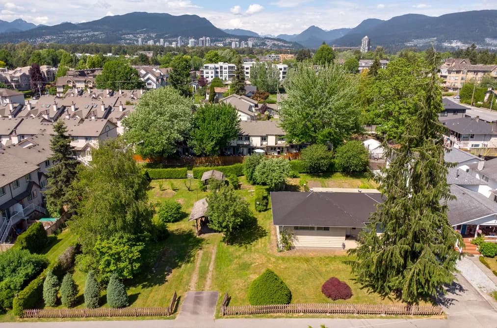 2337 LOBB AVENUE, Port Coquitlam, BC — Residential for Sale - Photo 2