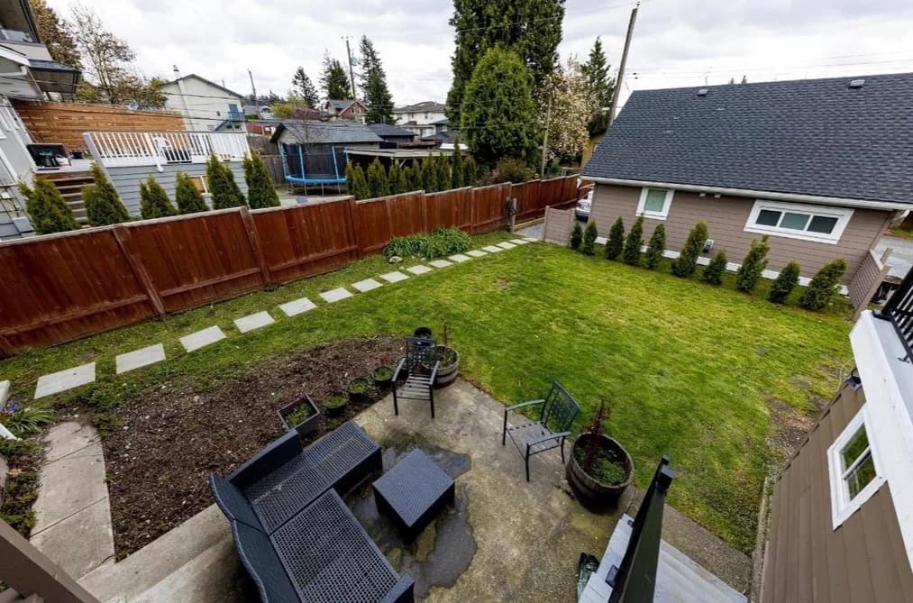 235 W 27th Street, North Vancouver, BC - House for Sale - Photo 2 of 4 235 W 27th Street, North Vancouver, BC - House for Sale - Photo 2 of 4