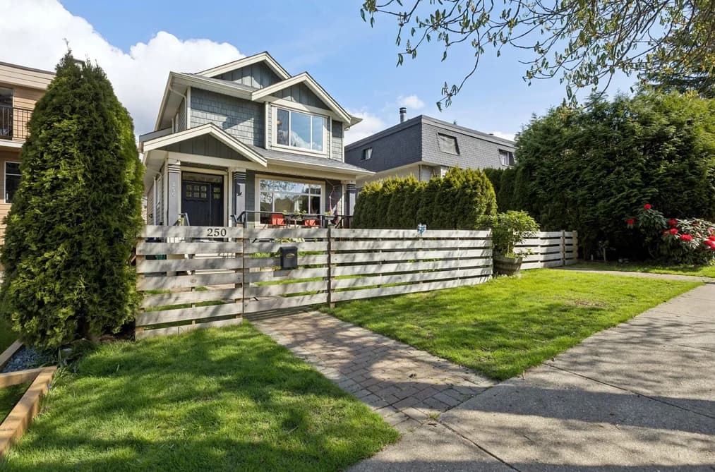 250 E 17TH STREET, North Vancouver, BC — Residential for Sale - Photo 2