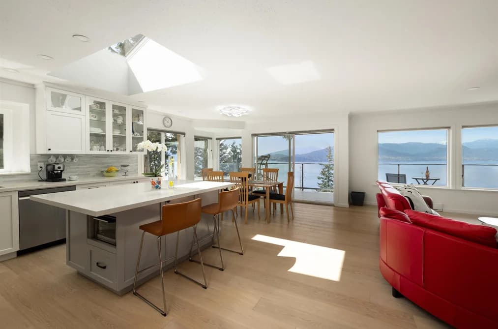 250 KELVIN GROVE WAY, Lions Bay, BC — Residential for Sale - Photo 2