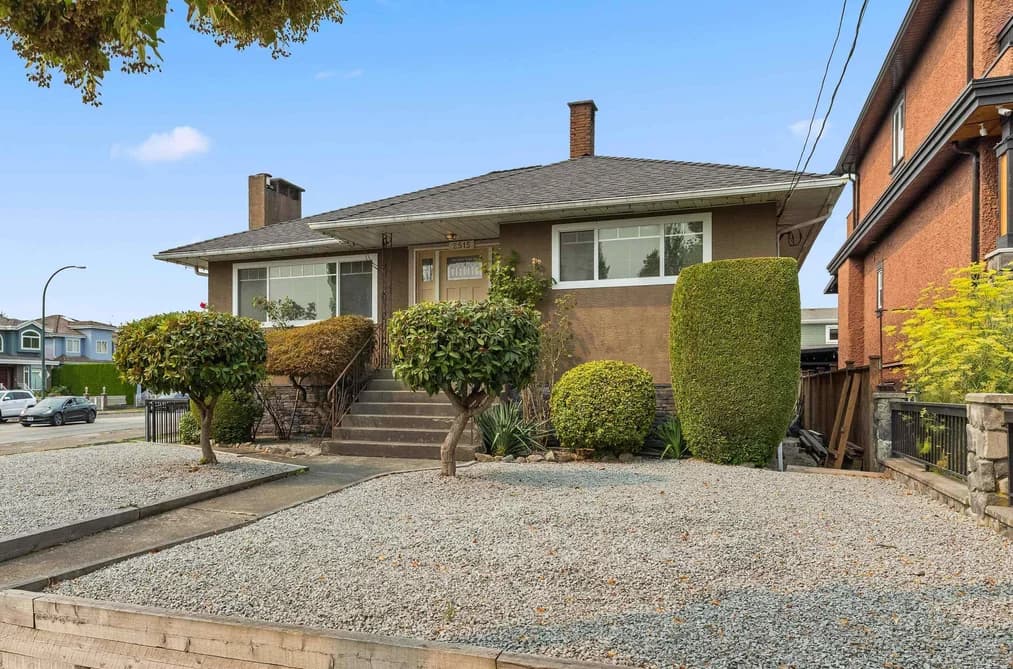 2515 E 45TH AVENUE, Vancouver, BC — Residential for Sale - Photo 2
