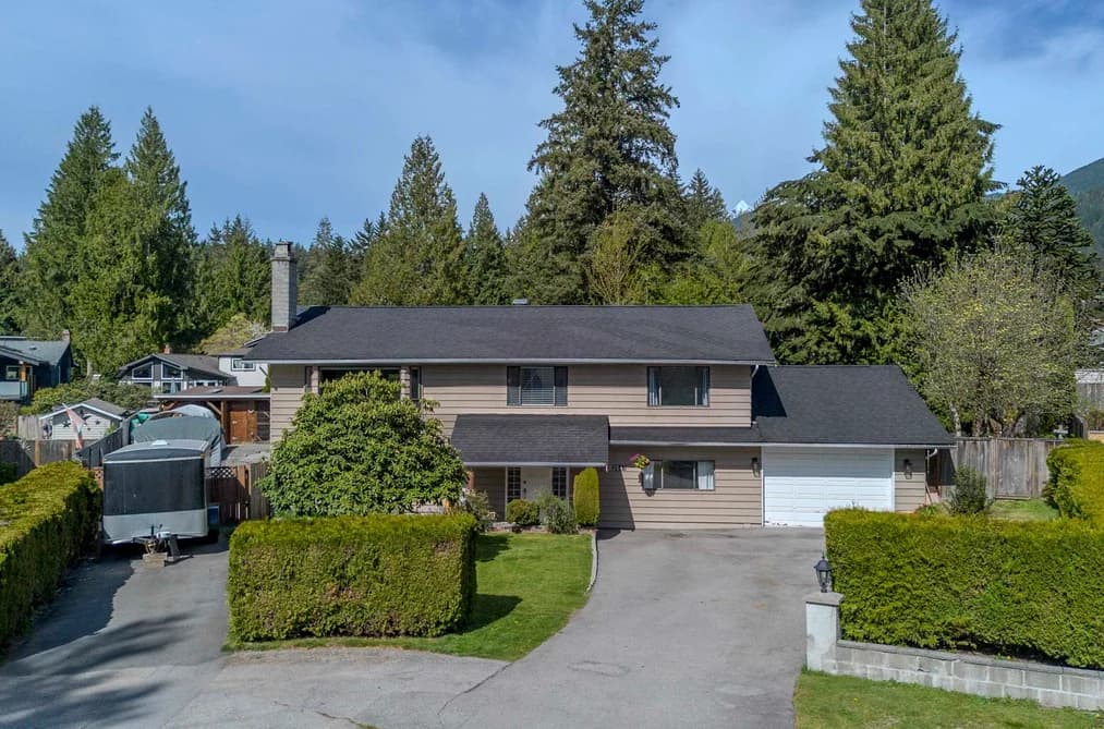 2541 MONTROSE WAY, Squamish, BC — Residential for Sale - Photo 2