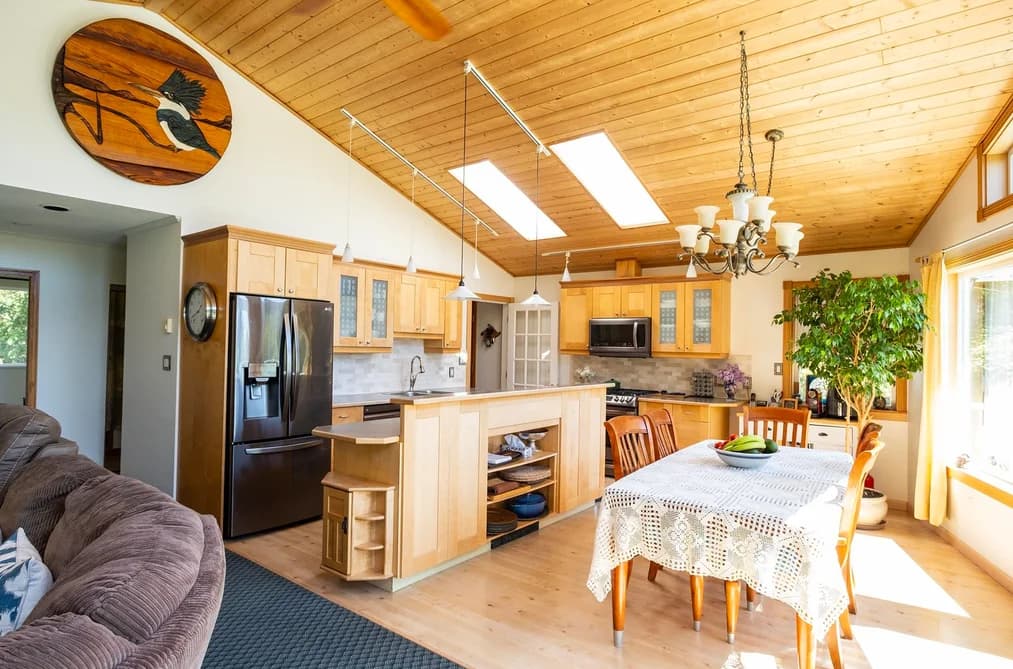 2556 LOWER ROAD, Roberts Creek, BC — Residential for Sale - Photo 2