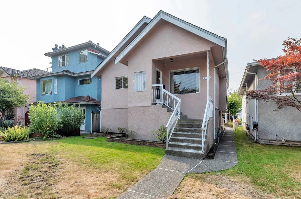 2560 ADANAC STREET, Vancouver, BC — Residential for Sale - Photo 2