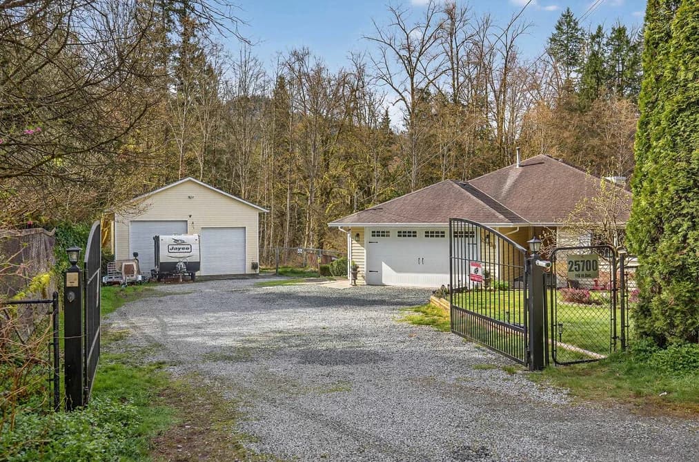 25700 116 AVENUE, Maple Ridge, BC — Residential for Sale - Photo 2