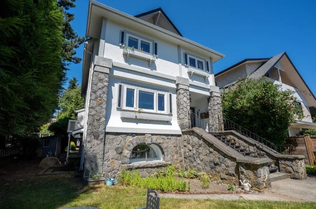 2575 W 3RD AVENUE, Vancouver, BC — Residential Income for Sale - Photo 2