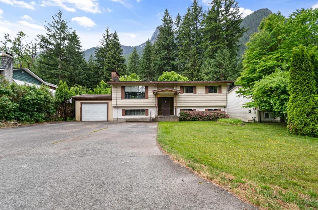 260 ROBERTSON CRESCENT, Hope, BC — Residential for Sale - Photo 2