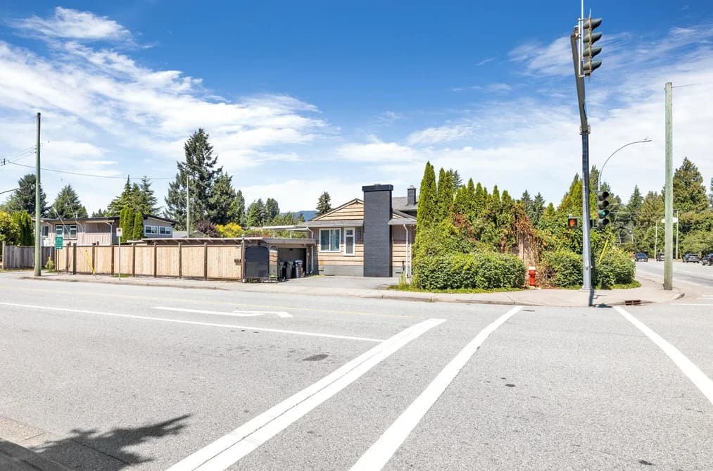 2715 COAST MERIDIAN ROAD, Port Coquitlam, BC — Residential for Sale - Photo 2