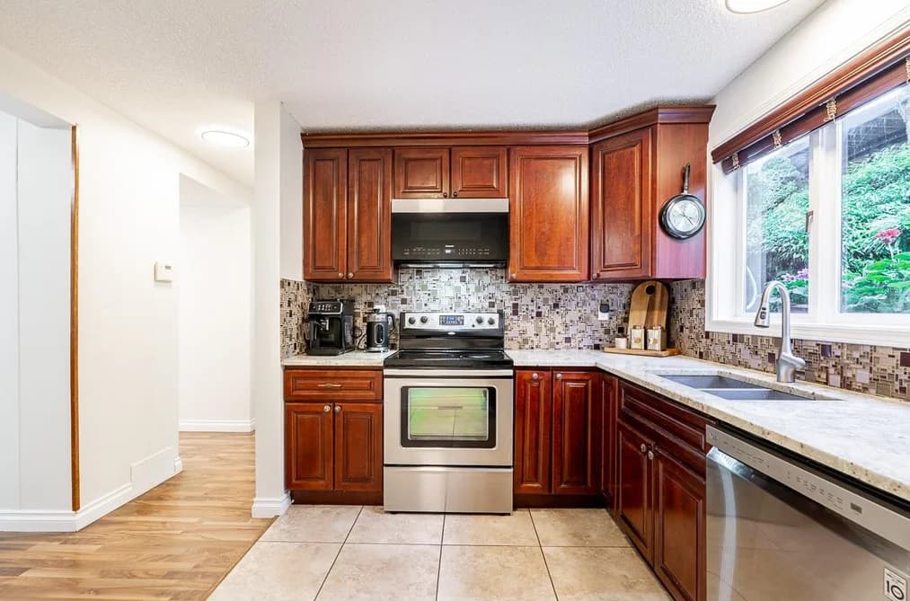 2995 CORONA DRIVE, Burnaby, BC — Residential for Sale - Photo 2