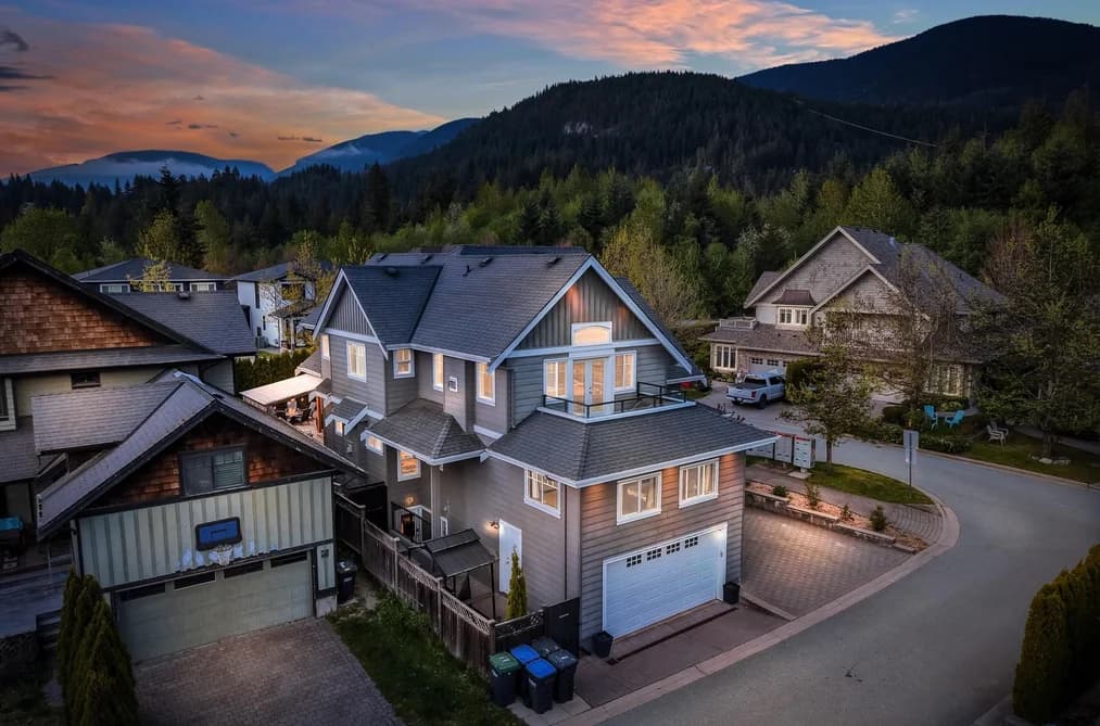 2995 STRANGWAY PLACE, Squamish, BC — Residential for Sale - Photo 2