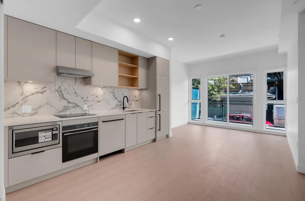 2XX 422 E 3RD STREET, North Vancouver BC V7L 0K1 - Photo 1