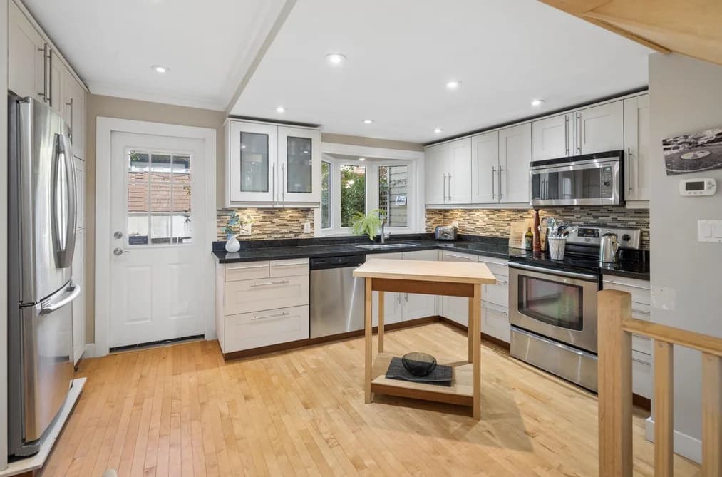 3 230 W 15TH STREET, North Vancouver, BC — Residential for Sale - Photo 2
