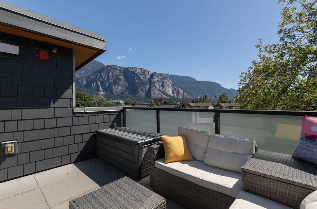 3 38447 BUCKLEY AVENUE, Squamish, BC — Residential for Sale - Main Photo