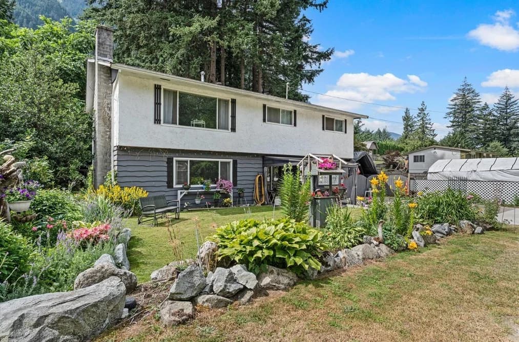 300 ROBERTSON CRESCENT, Hope, BC — Residential for Sale - Main Photo