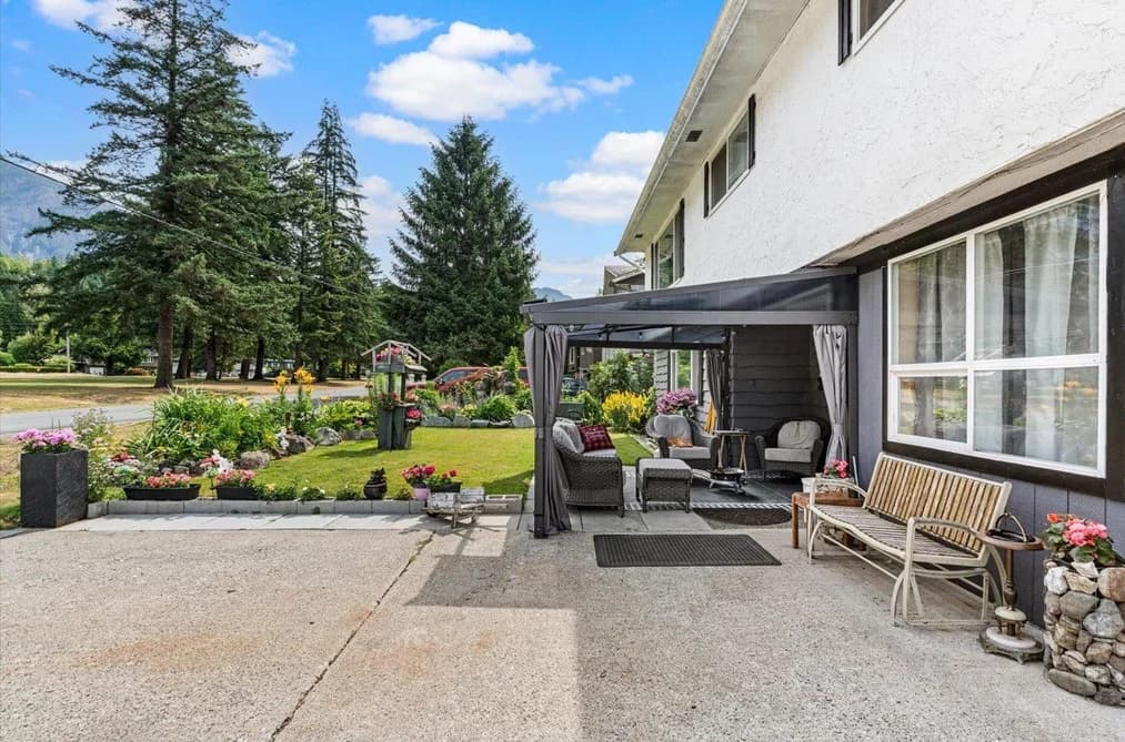 300 ROBERTSON CRESCENT, Hope, BC — Residential for Sale - Photo 2