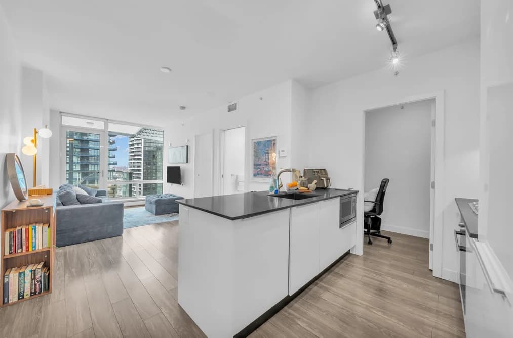 3007 - 1283 Howe Street, Vancouver, BC - MLS: R3180029 - Photo 2 3007 - 1283 Howe Street, Vancouver, BC - MLS: R3180029 - Photo 2