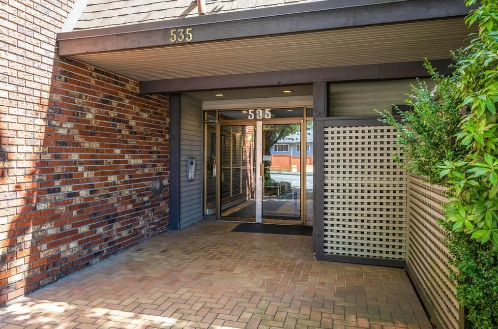301 535 BLUE MOUNTAIN STREET, Coquitlam, BC — Residential for Sale - Photo 2