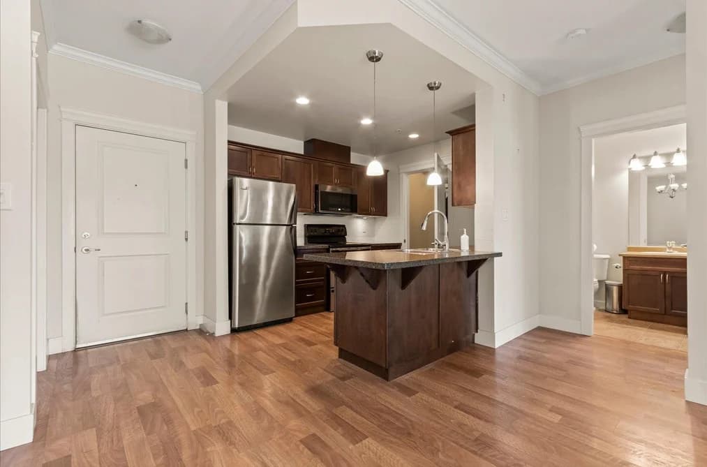 302 33338 MAYFAIR AVENUE, Abbotsford, BC — Residential for Sale - Photo 2
