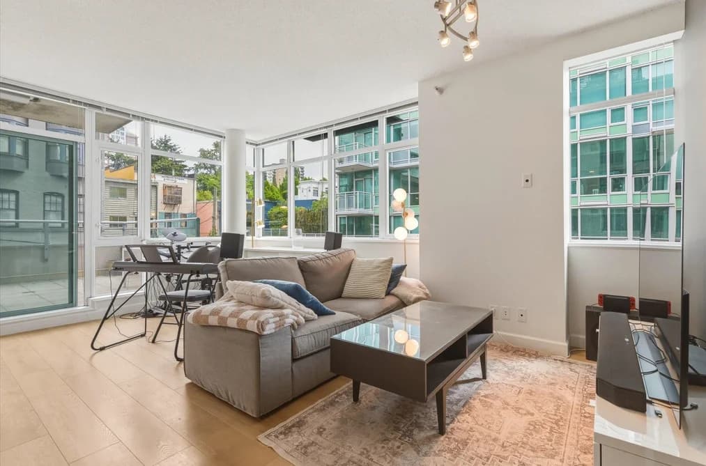 303 100 E ESPLANADE, North Vancouver, BC — Residential for Sale - Photo 2
