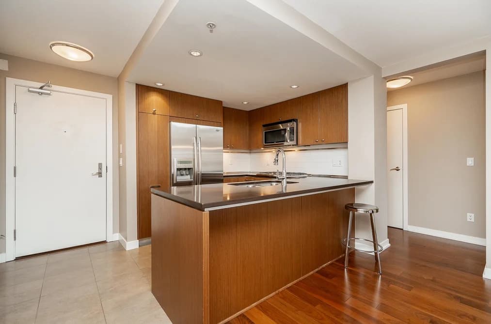 303 2950 KING GEORGE BOULEVARD, Surrey, BC — Residential for Sale - Photo 2