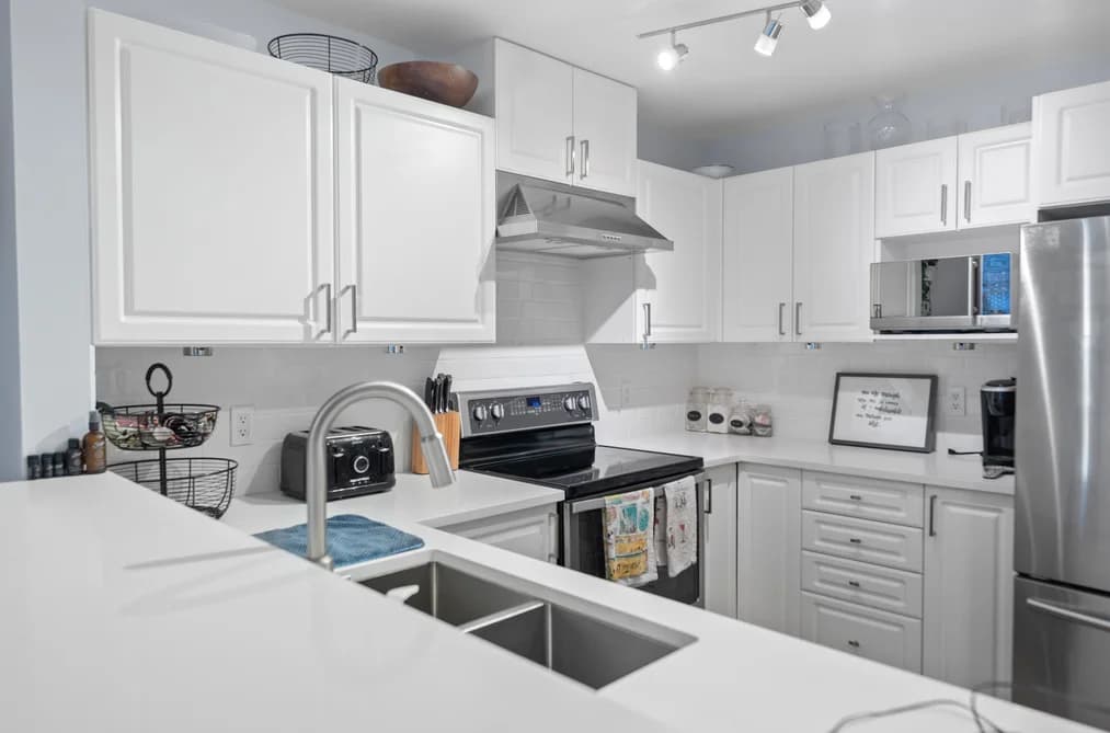 304 137 W 17TH STREET, North Vancouver, BC — Residential for Sale - Main Photo