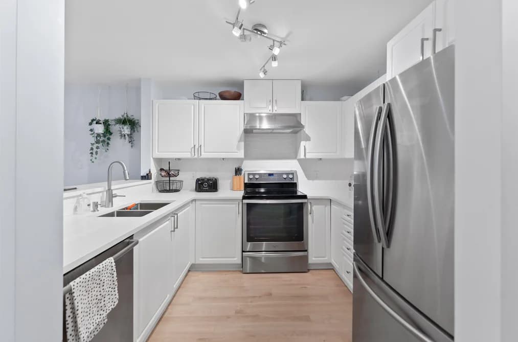 304 137 W 17TH STREET, North Vancouver, BC — Residential for Sale - Photo 2