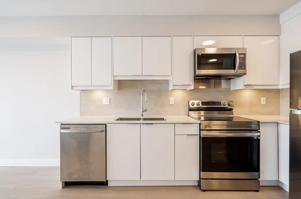 304 3050 KINGSWAY, Vancouver, BC — Residential for Sale - Photo 2