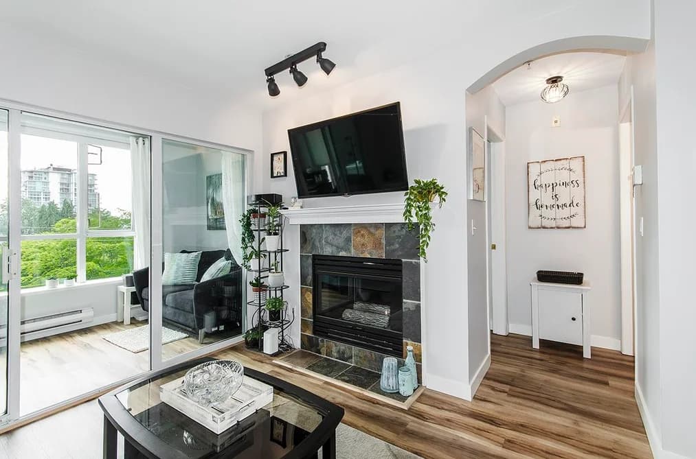 Condo for sale at 305 155 E 3rd Street North Vancouver British Columbia - MLS: R3143395