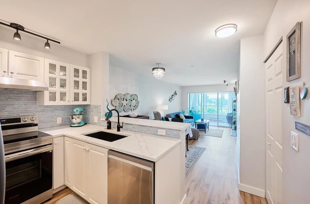 305 155 E 3RD STREET, North Vancouver, BC — Residential for Sale - Photo 2