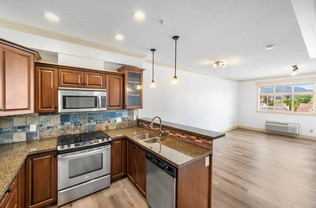 307 45893 CHESTERFIELD AVENUE, Chilliwack, BC — Residential for Sale - Photo 2